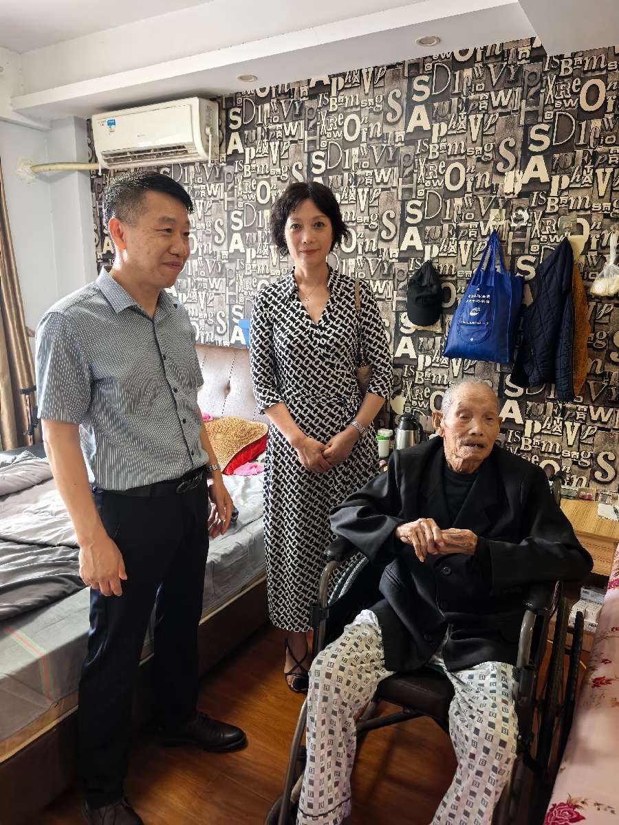 25.7.26慰问革命老红军.jpg